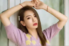 168的戚薇很有超模感，西服外套配长筒靴走机场，一般人hold不住图片
