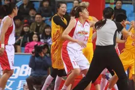 中国女篮群殴，20人互相撕衣服扯头发，围观者大呼“往死里打”图片