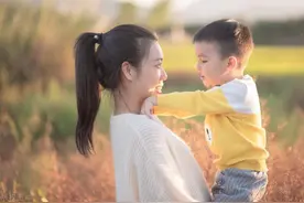 如果孩子爱摸妈妈的乳房，怎么办？图片