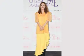 简单的穿搭才更高级，时尚的“罩衫穿搭”，给你不一样的清爽感图片