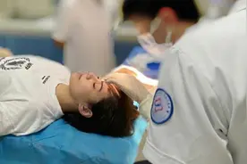 杨受成曝阿娇真实伤情，面部或需再次手术，前夫与美女健身遭炮轰图片