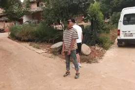 文山“精神小伙”怒砸警车，结果极度舒适图片