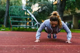 你知道这些女性练胸肌的误区吗？图片