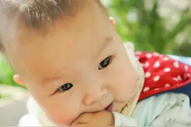 宝宝总喜欢吃手？除了口欲期，还可能是这3个原因，家长要做好6点图片