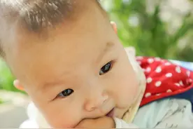 宝宝总喜欢吃手？除了口欲期，还可能是这3个原因，家长要做好6点图片
