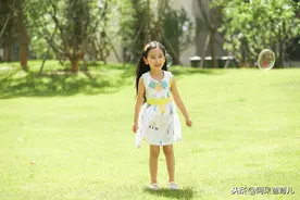 因为一条2000块裙子，女儿在幼儿园被孤立了，谁的错？图片
