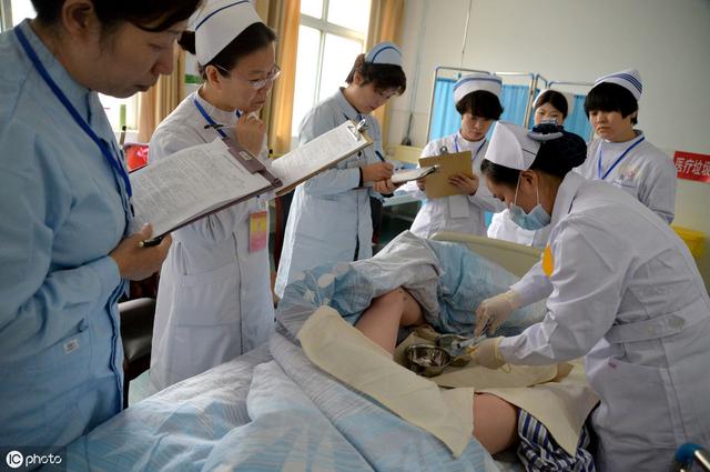 脑外伤病人更换导尿管间隔时间的研究中证明脑外伤病人使用硅胶导尿管