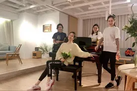 左小青与闺蜜聚会，3个闺蜜像是专门做陪衬的，怪她太耀眼了图片