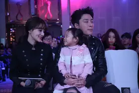 那么爱女儿甜馨的贾乃亮，为何离婚时没有争取到甜馨的抚养权？图片