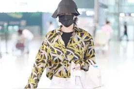 偏爱中性风？张馨予穿图腾衬衫贵气十足，搭牛仔短裤又帅又酷图片