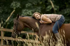 愿你我带着最丰盛的自己在世间流浪，有梦为马，随处可栖图片