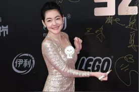 小S徐熙娣美得高调，一袭金色裹身裙曲线窈窕，这身材令人羡慕图片