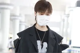 春春的身材也很好，李宇春一袭黑装现身机场，皮肤白皙亮透散发美图片