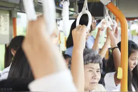 老年人坐公交车，手拉吊环的动作最好不要有！肩袖肌肉容易断裂图片
