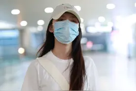 林允自带邻家少女风，白色的印花T搭配牛仔裤，青春有活力图片