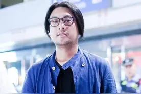 朱孝天长成高晓松？长发留须胖成油腻大叔，隔着口罩亲老婆真腻歪图片