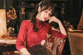 最是那一低头的温柔：红色韵味旗袍秀图片