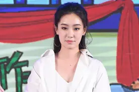 张小斐越来越养眼，穿白色流苏裙配白衬衫，才貌双全气质让人着迷图片