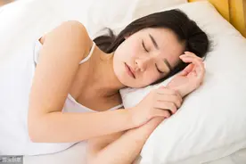 一分钟快速入睡的方法，学会不用再担心睡不着了图片