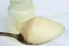 熬猪油时，只加水就错啦！多加这2样，猪油洁白无异味，放1年不坏图片