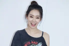 “小品女神”张小斐太时髦，穿半露肩上衣配短裙，170比例真好图片