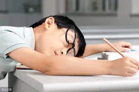 都是趴着睡觉惹的祸——睡醒后小伙子的手指动不了了图片