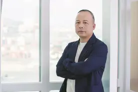 从最年轻处级干部到董事长，他曾欠银行数千万贷款，如今登上纽约时代广场！图片