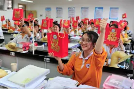 湖北高三学子在高考前收到一份“特殊”礼物，为高考加油打气图片