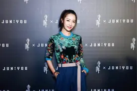 白冰不愧是“京城四美”，高级上衣混搭休闲阔腿裤，全靠颜值在撑图片