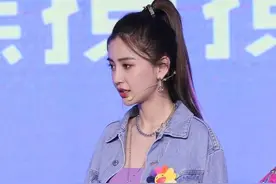 杨颖这腰真生过娃？紫色抹胸配热裤秀腰线，气质越来越清新图片
