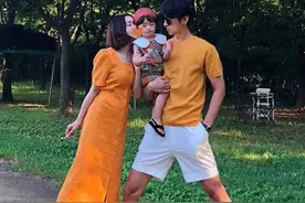 韩国博主的亲子装搭配，确实是时尚达人示范，穿搭效果潮流又温馨图片