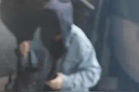 朱一龙否认隐婚生子后首现身，难掩疲惫，双帽遮面只露出一双眼睛图片