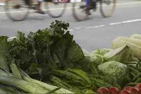 为什么儿子身家过亿，接父亲城里享福，父亲却在街边摆摊卖菜图片