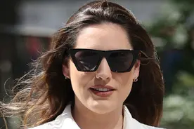 女星凯莉布鲁克Kelly Brook白色连衣裙外出街拍组图图片