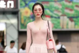 街拍：气质出众超级有范，小姐姐就是行走的模特啊，回头率超高！图片