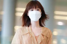 有一种“请勿模仿”叫毛晓彤的格子裙，她穿超少女，你穿变阿姨图片