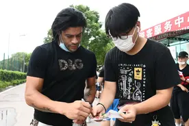 上海上港抵达训练基地，胡尔克携众将，为热情球迷签名图片