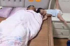 宝爸自告奋勇哄娃睡走红，自己被哄睡宝宝撂一旁，空调开到17度图片
