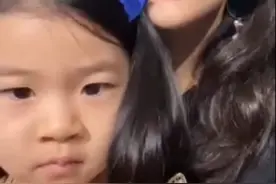 章子怡带醒醒探班汪峰，豪华首饰太惹眼！女儿圆脸单眼皮像极爸爸图片