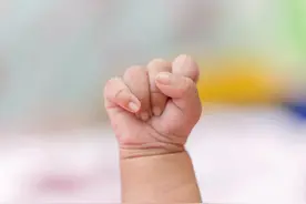 武汉一对双胞胎，年龄竟相差10岁图片
