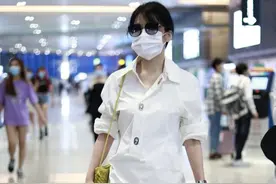 俞飞鸿穿白色工装裙帅气不失优雅 小白鞋挎包包见镜头浅笑温柔图片