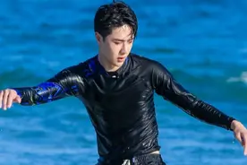 王一博参加综艺节目的剧照曝光，海边冲浪、骑摩托艇，身姿矫健图片