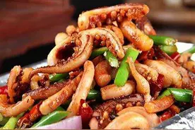 新鲜的鱿鱼，在家做“孜然鱿鱼”。做法简单，好吃超下饭图片