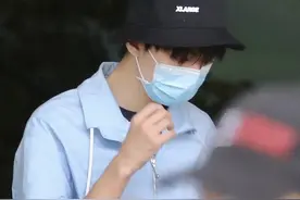 王俊凯蓝白搭配现身北京，一直驼背却抹杀了少年感图片