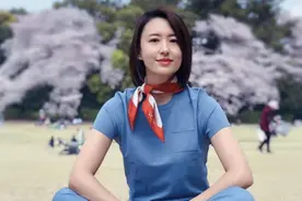 张蕾私服造型真高级，穿蓝色上衣配阔腿裤去郊游，搭丝巾加分太多图片