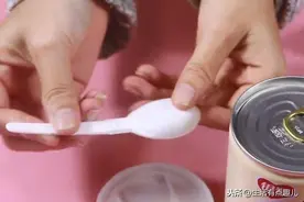 把八宝粥勺子插进手机里，没想到还有这个大妙用！图片