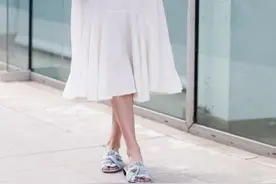 扔掉你的小白鞋吧，太捂脚了！推荐这3双“夏鞋”，舒适又显高图片