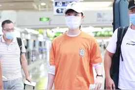 李宇春今日化身“橙子味”，一袭橘色短袖现身机场，春春一直很美图片