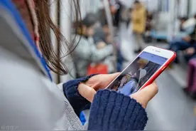 初三男孩玩游戏，妈妈崩溃欲跳海：做好三点，拯救手机上瘾的孩子图片