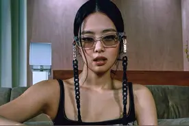 JENNIE最新GM新品画报公开，热辣小野猫，复古摩登，百变珍妮图片